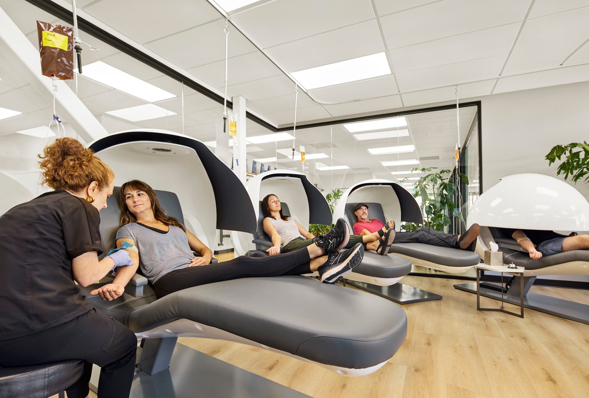IV Lab
IV LOUNGE at Jyzen, with a medical personal overviewing four patients